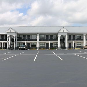 Travelodge By Wyndham Calhoun South I-75